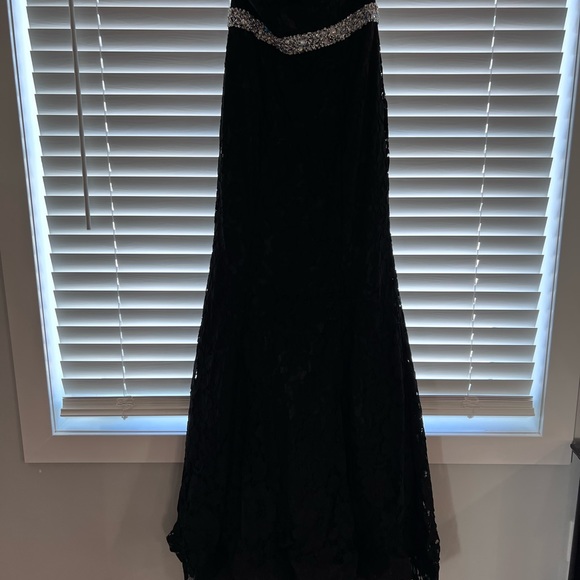 Black gown sz 8 - Picture 6 of 7
